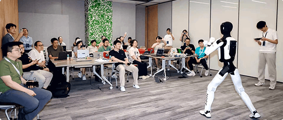辉羲智能出席智元AIMA城市行，解析精灵G2背后的全栈计算基础设施